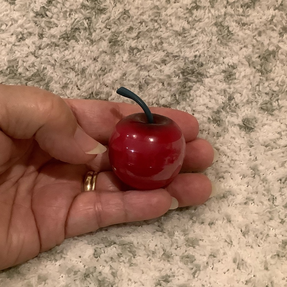 Red Cherry Lip Gloss NWT Beauty Treats cruelty Free 1.5” x 1.5” - Picture 13 of 14
